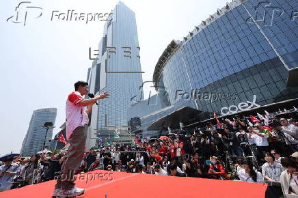 People Power Party presidential candidate Kim Moon-soo campaigns in Seoul