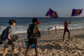 Filhote de baleia Jubarte morto, encalha na praia de São Conrado, no Rio de Janeiro
