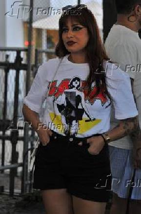 Fãs da cantora Lady Gaga, em frente ao hotel Copacabana Palace