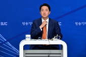 Minor party's presidential candidate attends debate at Korea Broadcasting Journalists Club