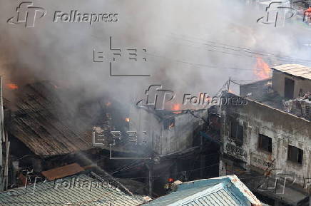 Fire breaks out at old commercial building in Seoul