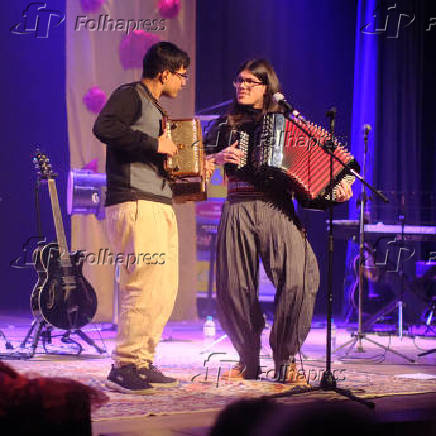 MALUKOS BELEZA ENCANTA COM SHOW INCLUSIVO NO TEATRO DA AMRIGS
