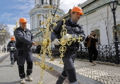 Installation of the cross on Kyiv's Trinity Gate Church after restorarion
