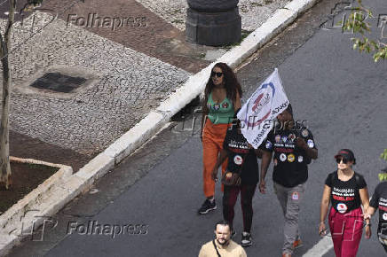 Representantes sindicais do sinpeem realizam manifestação em frente a câmera municipal de são paulo.