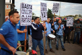 Argentine bus unions call a strike to demand wage increase