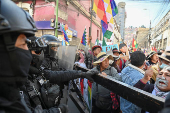 Supporters of Evo Morales's candidacy clash with policey, in La Paz
