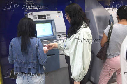 Profissional atendendo em agência bancária