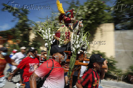 Fieles salvadoreños celebran la centenaria procesión de 