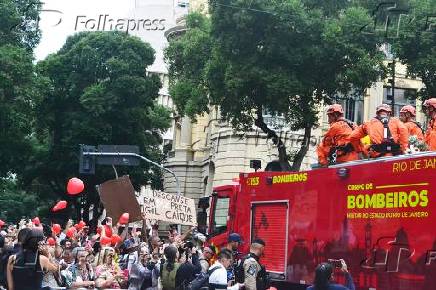 O corpo da cantora Preta Gil, saindo do Theatro Municipal, em cortejo no carro do corpo de bombeiros