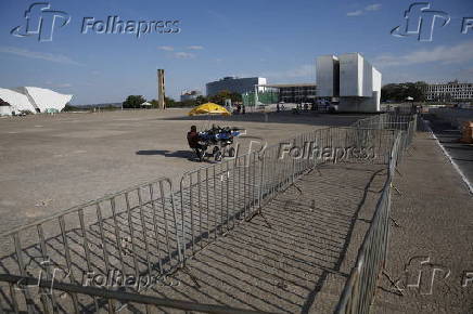 Grades são colocadas na Praça dos Três Poderes