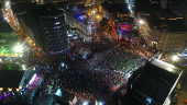 Vista aérea do Carnaval no Marco Zero, em Recife (PE)