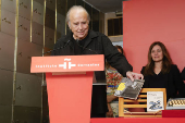 Serrat deposita su legado en el Instituto Cervantes