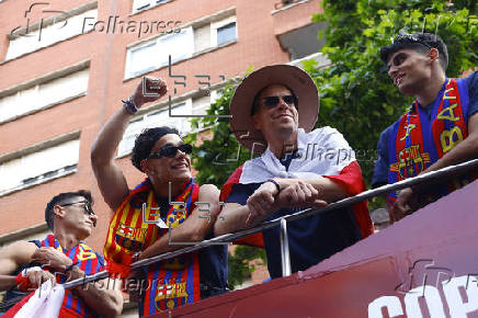 Barcelona se lanza a la calle para festejar el triplete del Barça