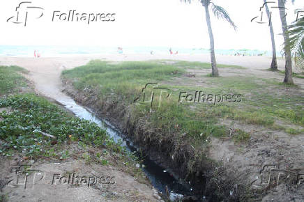 Água de chuva desce na praia com esgoto