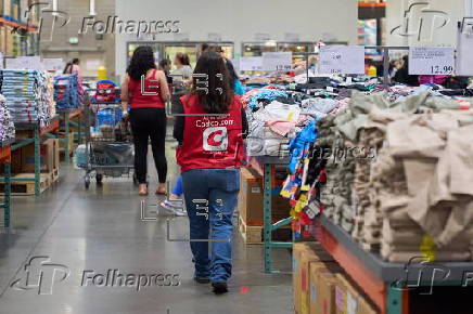 Costco customers visit Los Angeles store ahead of earnings report