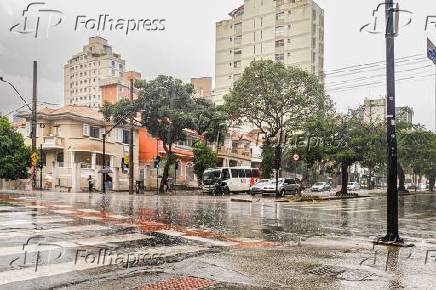 Chuva forte surpreende moradores e complica o trânsito em belo horizonte