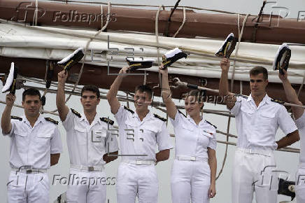 El Juan Sebastián de Elcano, con la princesa Leonor a bordo, pone rumbo a Galicia