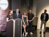 Natasha Lyonne, Nick Offerman e John Goodman iluminaram o Empire State Building para a estreia de Os Smurfs