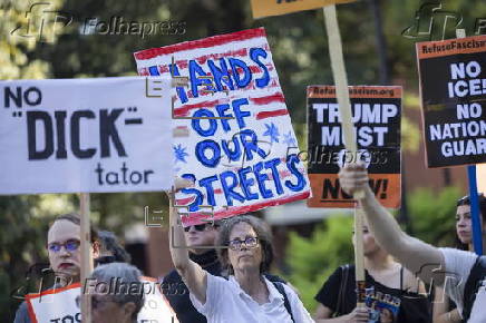 People protest Trump's order to delpoy National Guard in Washington DC