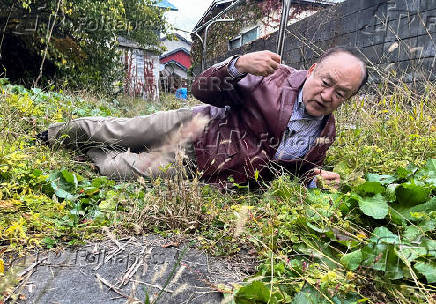 Keiji Minatoya who was attacked by a black bear in front of the garage in his backyard two years before, explains the situation at the time in Kitaakita