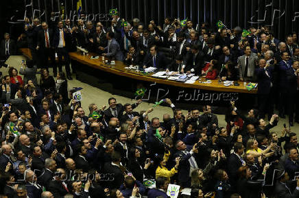 Deputados comemoram a aprovação do texto-base da reforma da Previdência