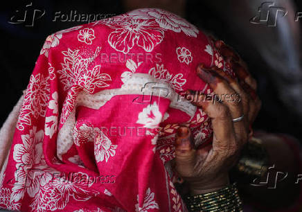 Pakistani citizen Baskari holds her head as she and her relatives prepare to leave India after India revoked all visas issued to Pakistani citizens, at the Attari-Wagah border crossing near Amritsar