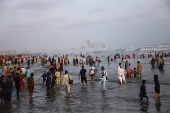 People cool off during heatwave in Pakistan