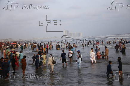 People cool off during heatwave in Pakistan