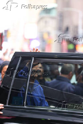 Jackie Chan é visto na região da Times Square na cidade de Nova York