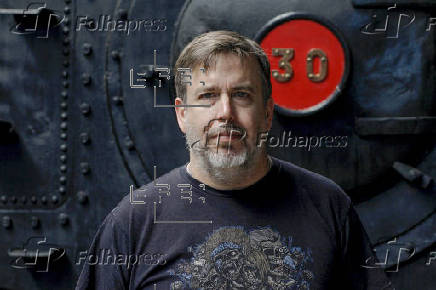 El escritor argentino Jorge Lebrón, conocido como Loyds, participa en la Semana Negra de Gijón donde presentala una trilogía sobre las 