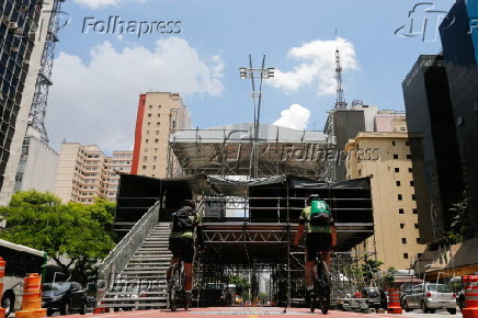Montagem do palco para o reveillon 2016-2017 na avenida Paulista