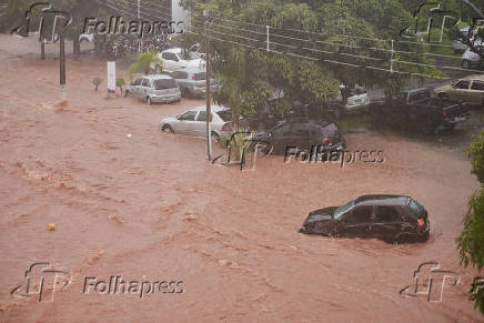 Chuva arrasta carros em Franca (SP)
