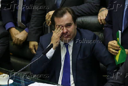 O presidente da Câmara, Rodrigo Maia (DEM-RJ), chora durante sessão da reforma