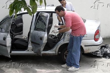 Peritos vistoriam carro onde estava
