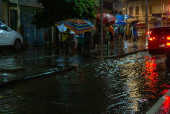 Chuva forte alaga ruas do centro do Rio de Janeiro