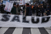 Trabajadores argentinos de la salud paran y marchan en reclamo de mejoras salariales