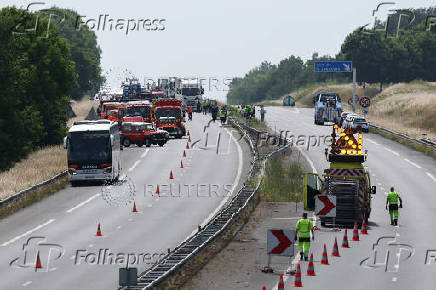 Bus crash on A81 highway in Sarthe
