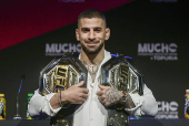 El campeón del mundo del peso ligero de artes marciales mixtas, el español Ilia Topuria, comparece este viernes en una rueda de prensa, en Madrid