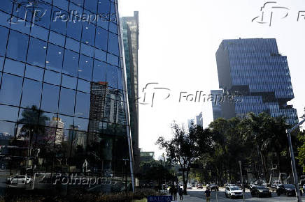 Reflexo de obras em fachada na Faria Lima