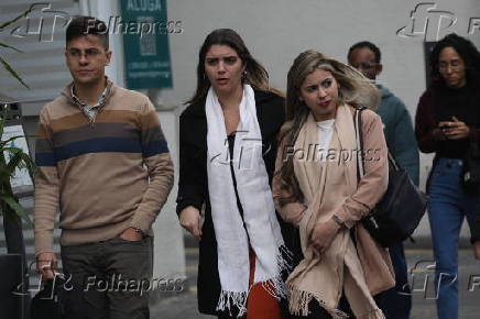 Pedestres caminham pela Av. Paulista