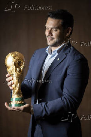 Samir Xaud segura a taça da Copa do Mundo na sede da CBF