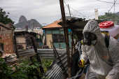 Moradores higienizam ruas da favela Santa Marta, no Rio