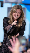 Kelly Clarkson se apresenta no Today Show, dando início à série de shows de verão do Citi