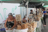 Ambulantes oferecem comidas típicas