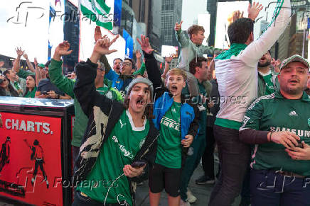 Torcedores do Palmeiras se reunem na Times Square em Nova York