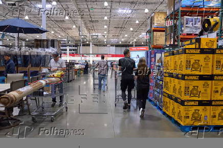 Costco customers visit Los Angeles store ahead of earnings report