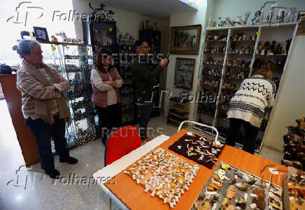 Gabarro's relatives and friends count dog figurines for the Guinness World Record in Terrassa