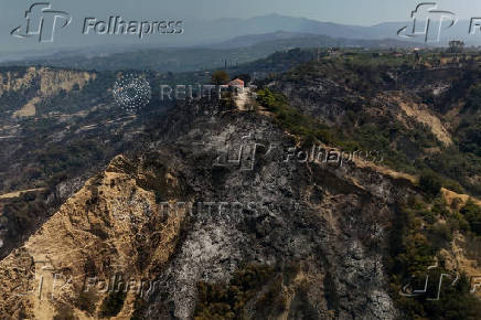 Wildfire burns houses, factories forcing evacuations near Patras