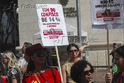 Servidores municipais fazem protesto no viaduto do Chá, no centro de São Paulo