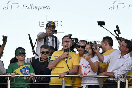 Bolsonaro encabeza una manifestación tres días después de salir del hospital